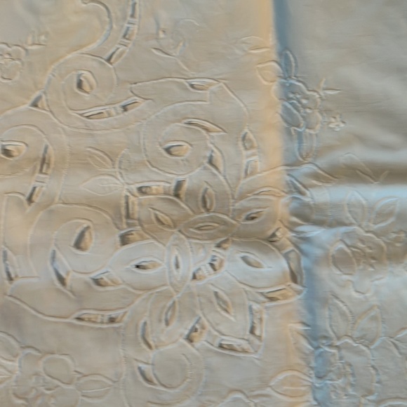 BATTENBERG LACE TABLECLOTH - Picture 3 of 5